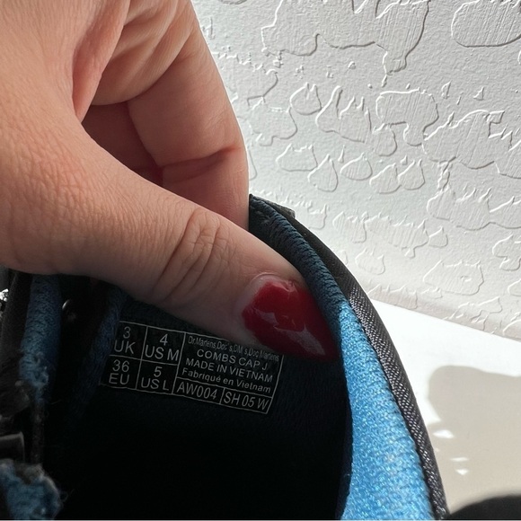 Dr. Martens YOUTH COMBS UTILITY BOOTS in Black - Picture 4 of 10